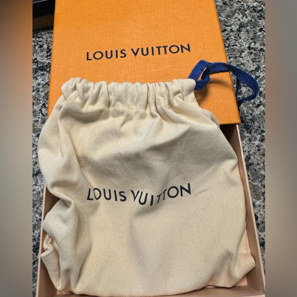 LV belt, good condition, minor flaws.